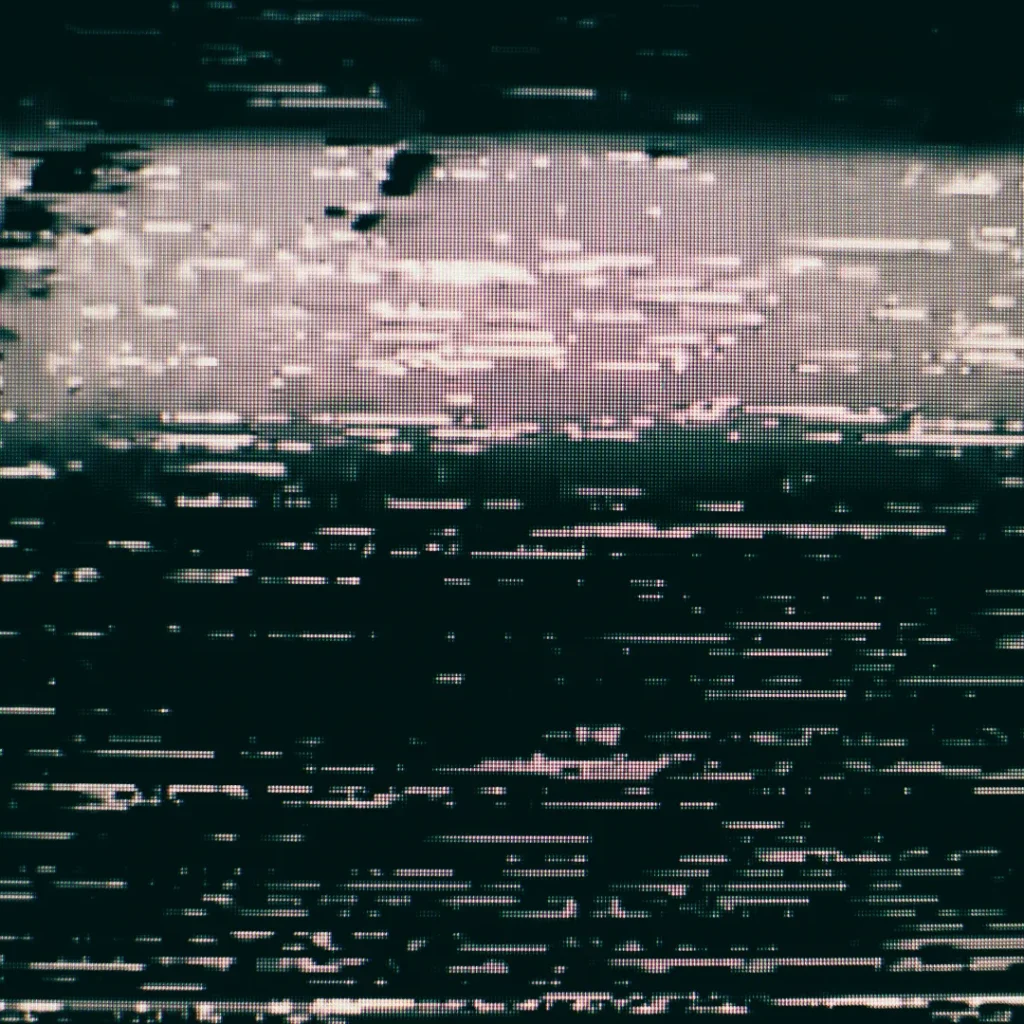 Imagen abstracta con interferencia de televisión en blanco y negro, efecto glitch y distorsión digital.