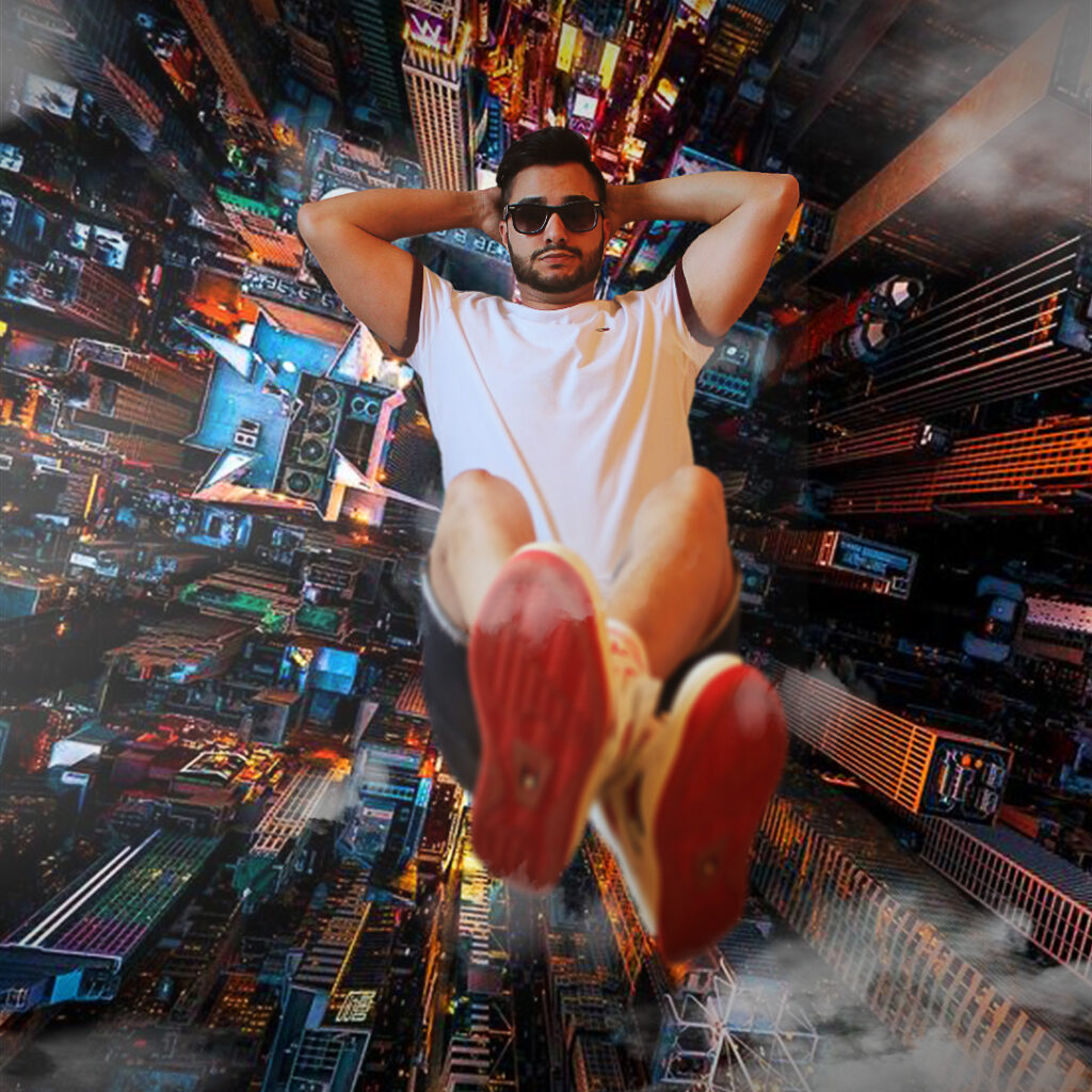 Montaje creativo de un joven con gafas de sol y zapatillas deportivas flotando sobre una ciudad iluminada vista desde arriba.